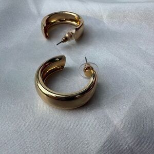 Stainless steel 18 K Gold plated
Beautiful Hoop Earrings